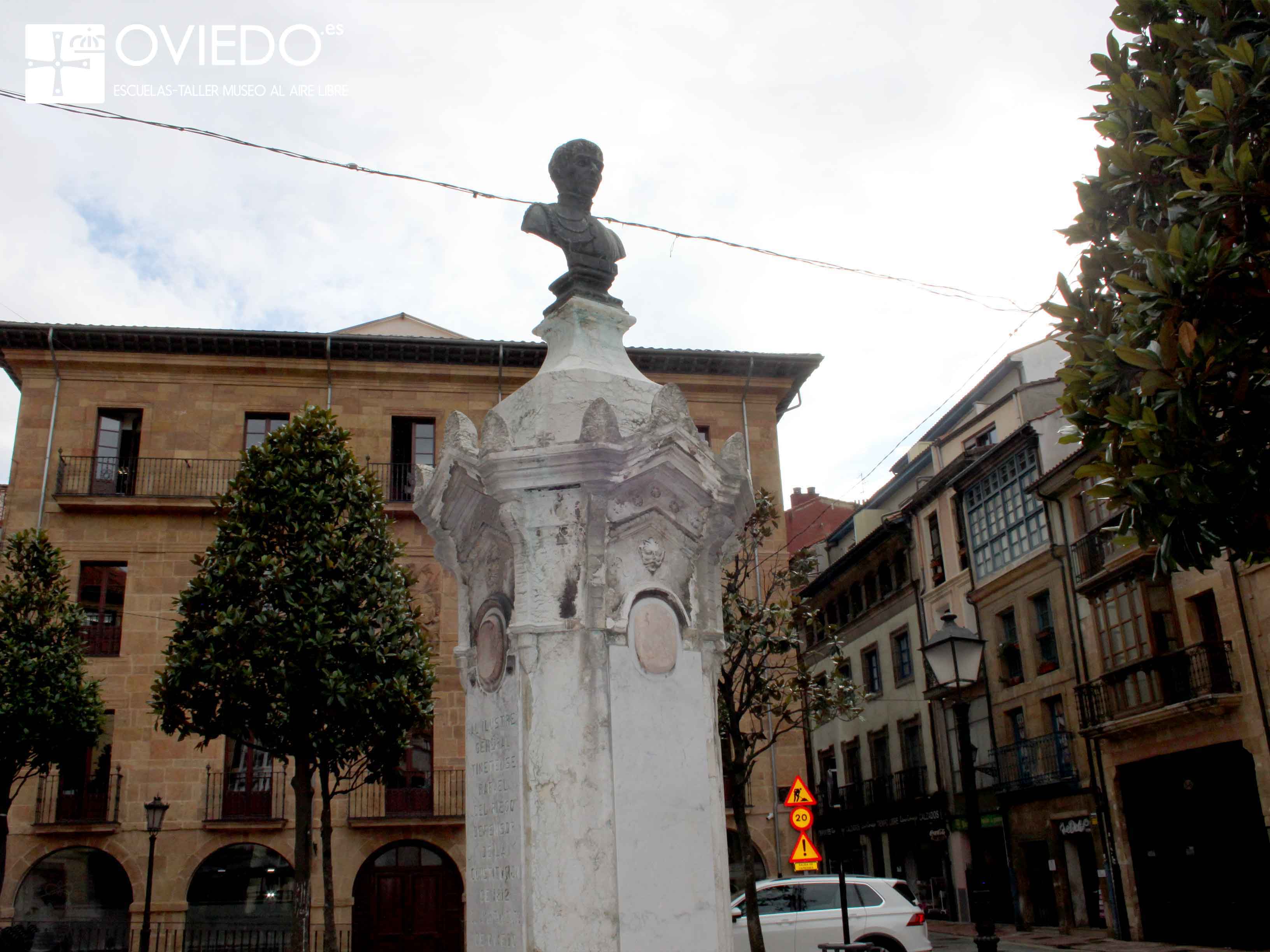 Escultura General Rafael del Riego vista desde la izquierda